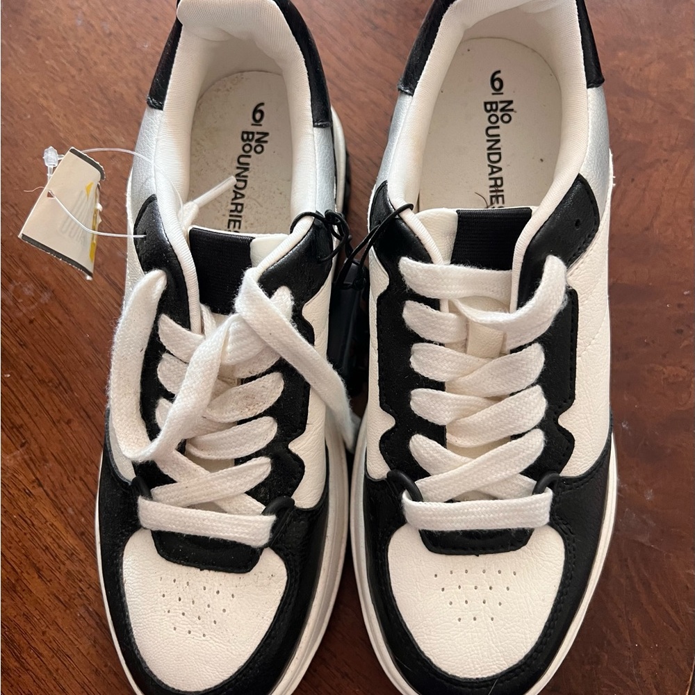 No Boundaries Black & White Lace-Up Court Sneakers Women’s 6 New